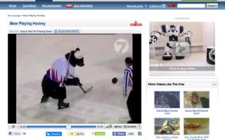 Karhu pelaa jääkiekkoa | Only in Russia!