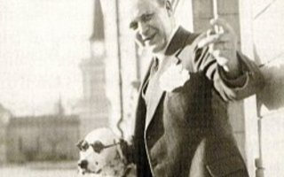 Natsit hermostuivat suomalaiskoiran Hitler-tervehdyksestä  | Suomalaisen koiran natsitervehdys hermostutti Saksan natsihallinnon perusteellisesti toisen maailmansodan aikana. Saksassa juuri julki tulleiden asiakirjojen mukaan natsit paneutuivat asiaan poikkeuksellisen tarmokkaasti, sillä koiran tulkittiin pilkkaava