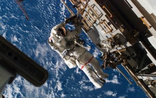 Blue sky underfoot  | Space shuttle «Discovery» last call on the International Space Station and its astronauts have carried out several spacewalks.We offer you the most exciting pictures of spacewalks made during the last mission.