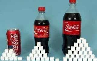The amount of sugar in foods | Want to know how many cubes of sugar in the foods we often eat?
For example, a bottle of Coca-Cola.
Several times I went astray from the account, trying to count the number of cubes.
We have already had some of these pictures, but still very interestin