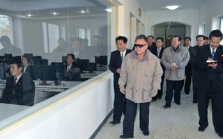 Kim Jong-il katselee | Kimi katselemassa erinäisiä asioita/esineitä