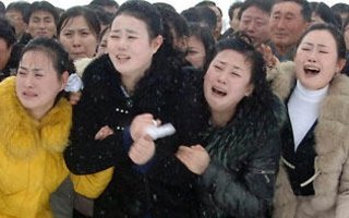 Epäuskottava esiintyminen Kim Jong-ilin muistotilaisuuksissa voi viedä työleirille.