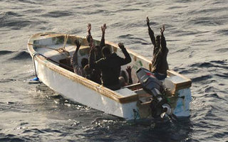 Tyhmät somalirosvot | Somalimerirosvot hyökkäsivät espanjalaisen sota-aluksen kimppuun :D