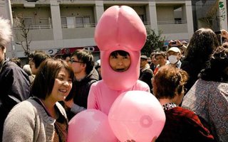 Japanissa palvotaan pinkkiä teräspenistä | Elikkä näin japanin maalla...
