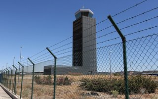 Miljardin lentokenttä joka on suljettu. | Surullinen artikkeli täynnä esimerkkejä ja kuvia siitä miksi Espanjalla menee huonosti.