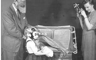 Mikki-kaasunaamari lapsille, kikki naamaan  | Walt Disney helped to design children&#039;s gas masks that looked like Mickey Mouse during World War II