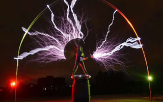 Chinese playing attached to the Tesla transformer | With the high voltage current it is not recommended to play, but some people love the opposite approach and unthinkable near the limits of danger. Vang Hongbin is one of them