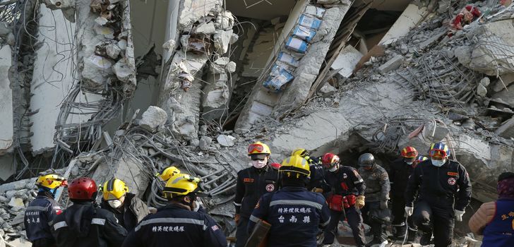 Kerrostalo romahti Taiwanissa | Ainakin 34 ihmistä sai surmansa sekä 500 loukkaantui kun kerrostalo sortui Taiwanissa, rakennusmateriaalina oli käytetty tyhjiä maalipönttöjä normaalien tukirakenteiden sijaan..